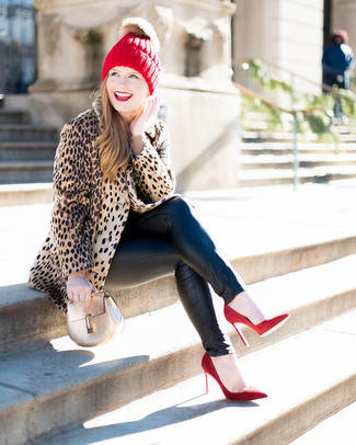 Comment porter un bonnet en tricot rouge