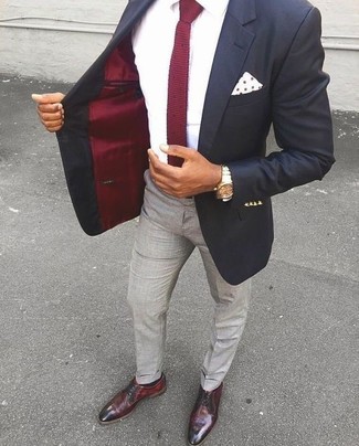 Comment porter une cravate en tricot rouge quand il fait chaud