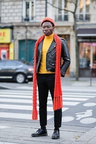 Comment porter une cravate en tricot rouge quand il fait chaud