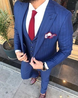Comment porter une cravate en tricot rouge quand il fait chaud