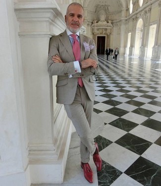 Comment porter des mocassins à pampilles en cuir rouges