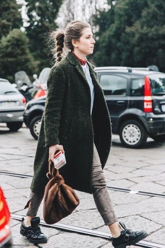 Comment porter un collier rouge