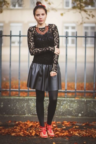 Comment porter un collier rouge