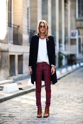Comment porter un collier rouge au printemps