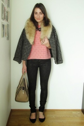 Comment porter un collier rouge au printemps