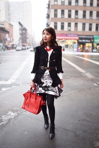 Comment porter un collier rouge