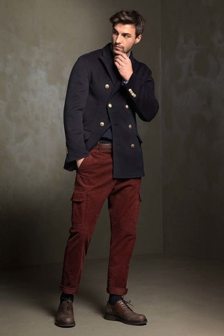 Comment porter un pantalon rouge quand il fait froid