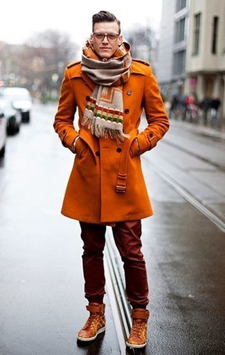 Comment porter un pantalon rouge quand il fait froid