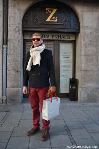 Comment porter un pantalon rouge quand il fait froid