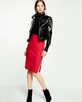 Comment porter une jupe crayon rouge