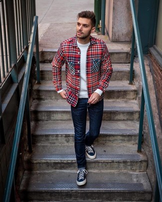 Comment porter une veste-chemise écossaise rouge