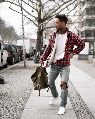 Comment porter une veste-chemise écossaise rouge