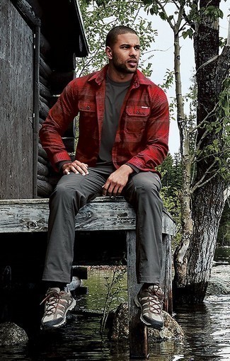 Comment porter une veste-chemise écossaise rouge