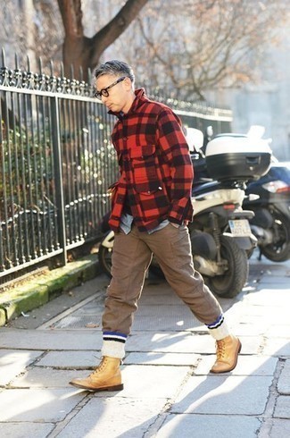 Comment porter une veste-chemise écossaise rouge