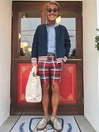 Comment porter un short écossais rouge