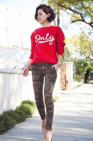 Comment porter un pull à col rond imprimé rouge