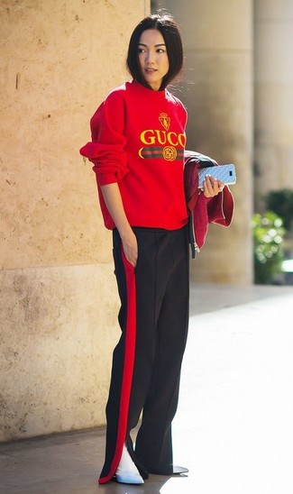 Comment porter un pull à col rond imprimé rouge