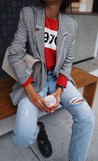 Comment porter un pull à col rond imprimé rouge