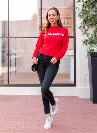 Comment porter un pull à col rond imprimé rouge