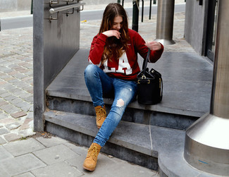 Comment porter un pull à col rond imprimé rouge