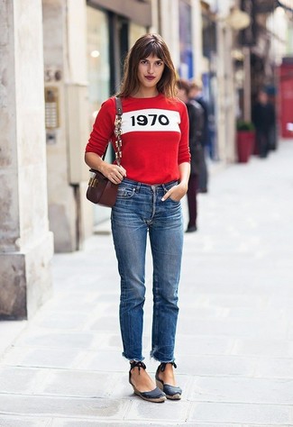 Comment porter un pull à col rond imprimé rouge