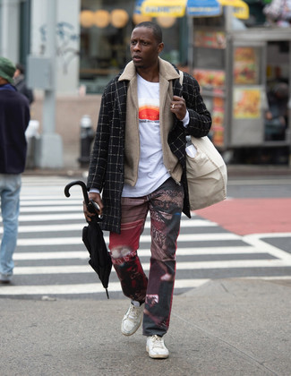 Comment porter un pantalon imprimé rouge quand il fait froid