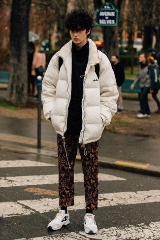 Comment porter un pantalon imprimé rouge quand il fait froid