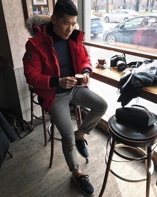Comment porter une doudoune rouge pour un style decontractés à 30 ans