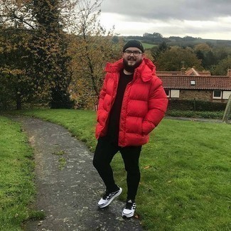 Comment porter une doudoune rouge pour un style decontractés à 30 ans