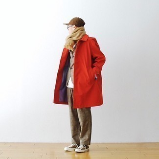 Comment porter un imperméable rouge quand il fait chaud