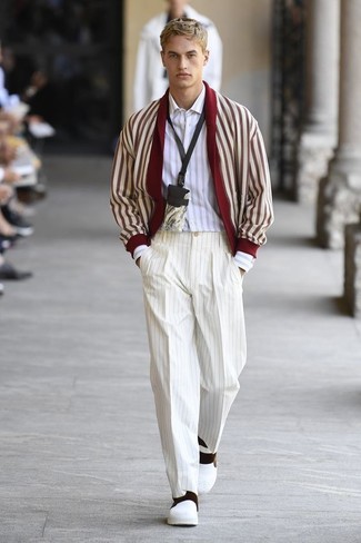 Comment porter un cardigan à col châle rouge