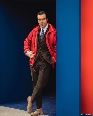 Comment porter un cardigan à col châle rouge