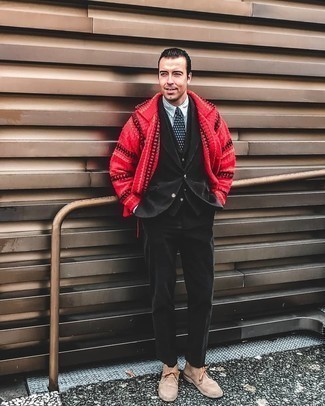 Comment porter un cardigan à col châle rouge