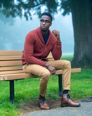 Comment porter un cardigan à col châle rouge