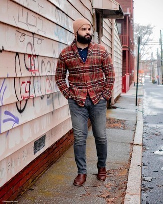 Comment porter un cardigan à col châle rouge