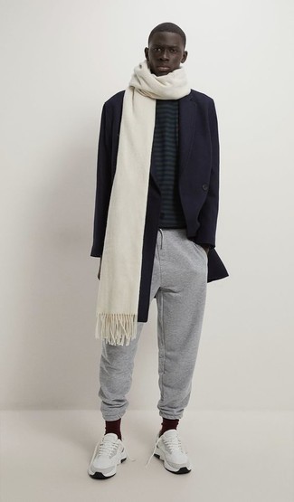Comment porter des chaussettes rouges pour un style decontractés quand il fait froid