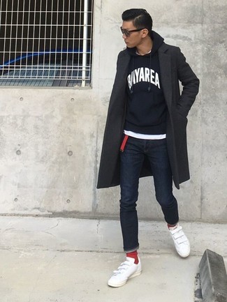 Comment porter des chaussettes rouges pour un style decontractés quand il fait froid
