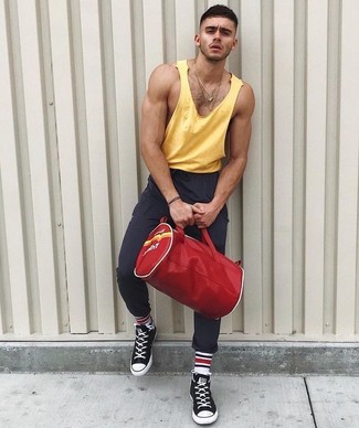 Comment porter des chaussettes rouges quand il fait très chaud
