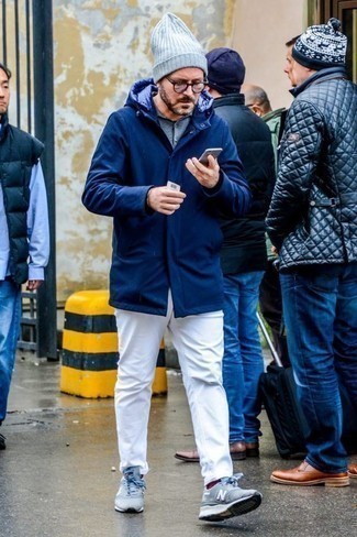 Comment porter des chaussettes rouges pour un style decontractés quand il fait froid