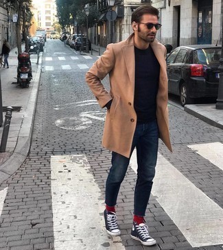 Comment porter des chaussettes rouges pour un style decontractés quand il fait froid