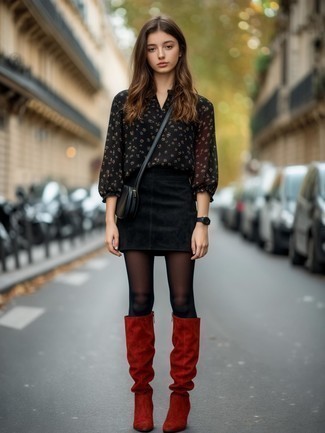 Comment porter des cuissardes en daim rouges
