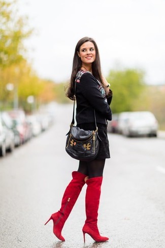 Comment porter des cuissardes en daim rouges