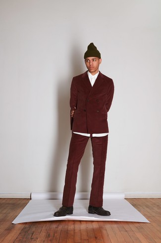 Une chemise de ville à porter avec un costume rouge au printemps à 20 ans