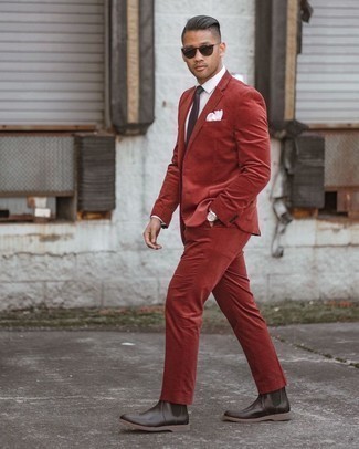 Une chemise de ville à porter avec un costume rouge au printemps à 20 ans