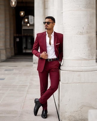 Une chemise de ville à porter avec un costume rouge au printemps à 20 ans