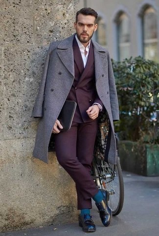Une chemise de ville à porter avec un costume rouge quand il fait frais à 30 ans