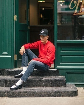 Un jean à porter avec un sweat-shirt rouge