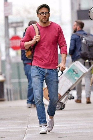 Un jean à porter avec un sweat-shirt rouge