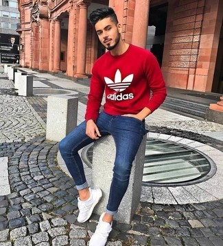 Un jean à porter avec un sweat-shirt rouge