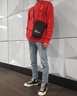Un jean à porter avec un sweat-shirt rouge